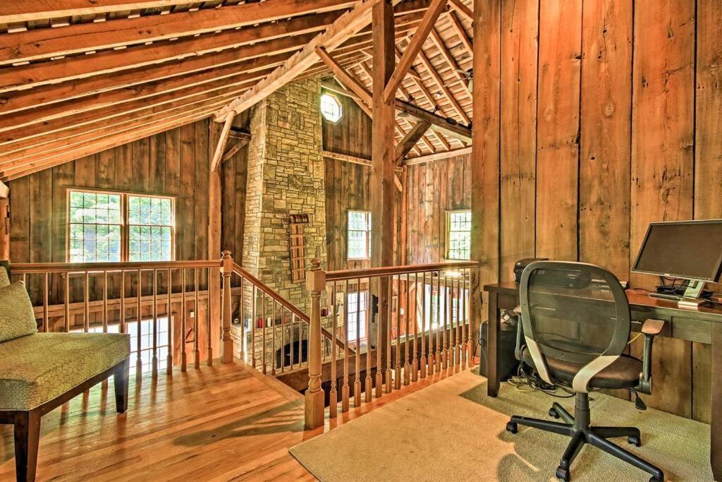 Bear's Eye View - Mountain Retreat W/ Hot Tub!