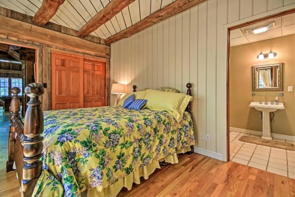 Ferienhaus Bear's Eye View - Mountain Retreat W/ Hot Tub!