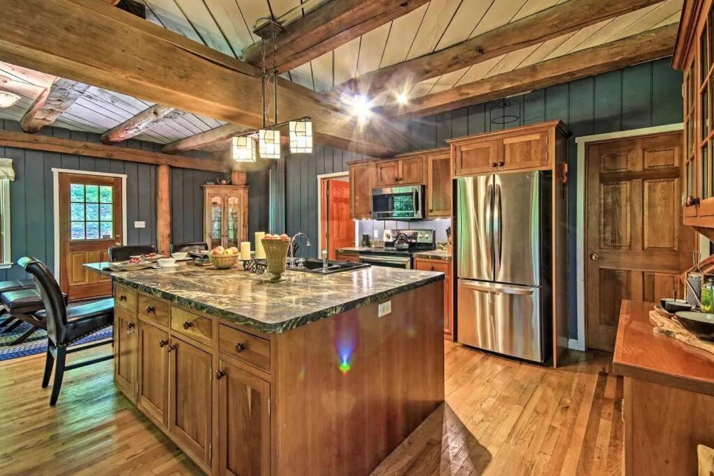 Ferienhaus Bear's Eye View - Mountain Retreat W/ Hot Tub!